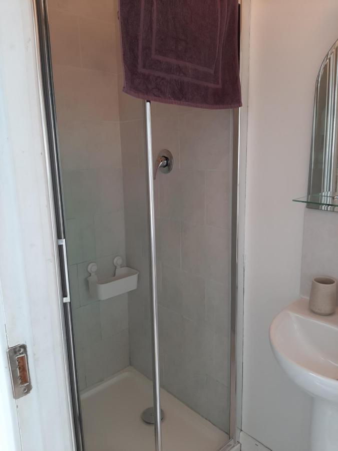 The Lodge Guesthouse Brittas Luaran gambar