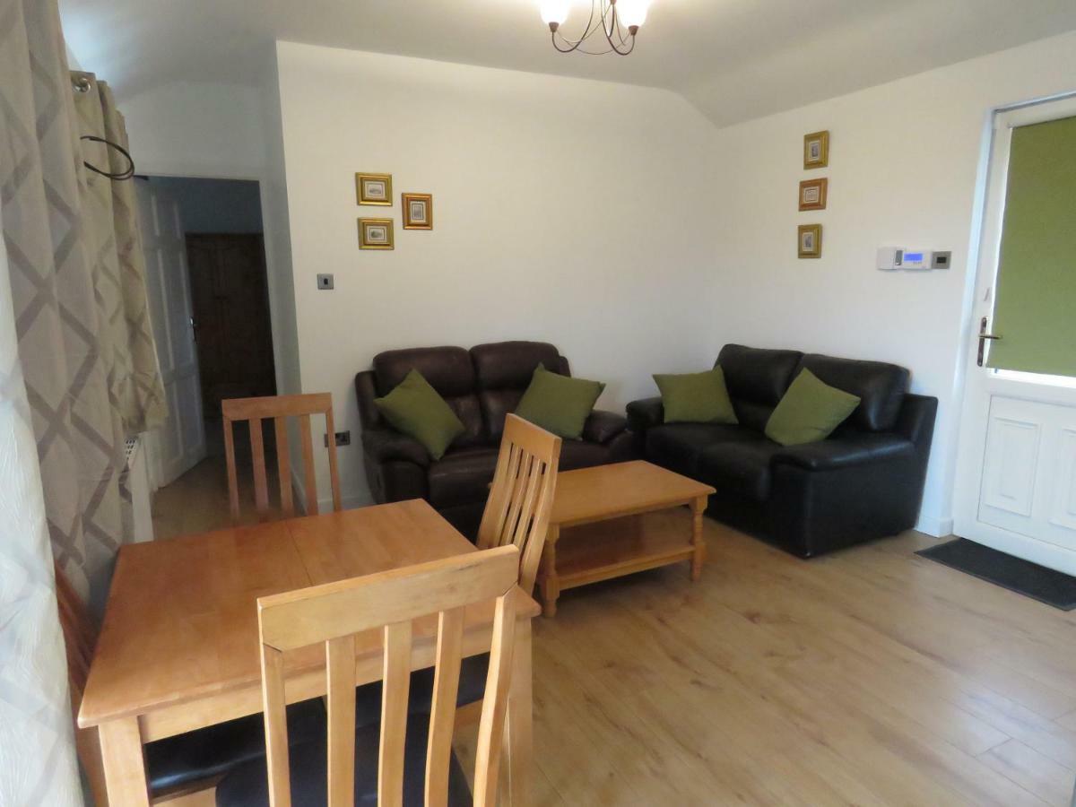 The Lodge Guesthouse Brittas Luaran gambar