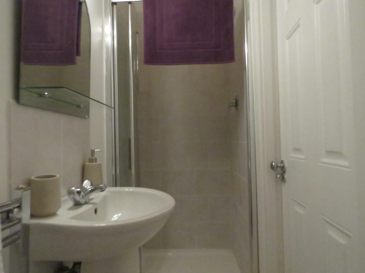 The Lodge Guesthouse Brittas Luaran gambar