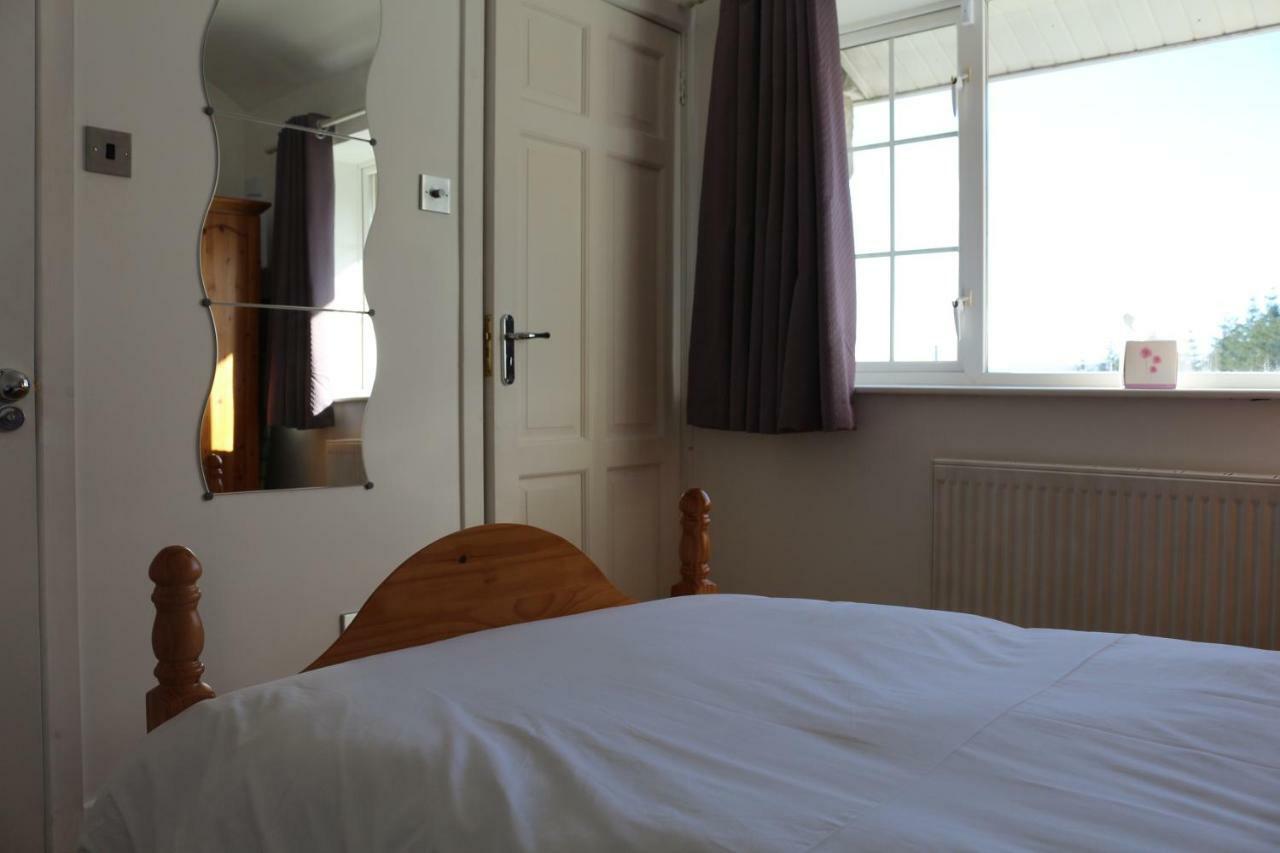 The Lodge Guesthouse Brittas Luaran gambar